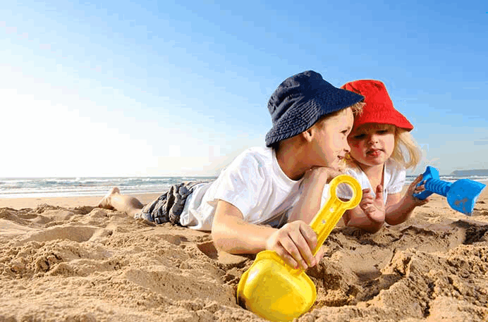 дети играют на пляже